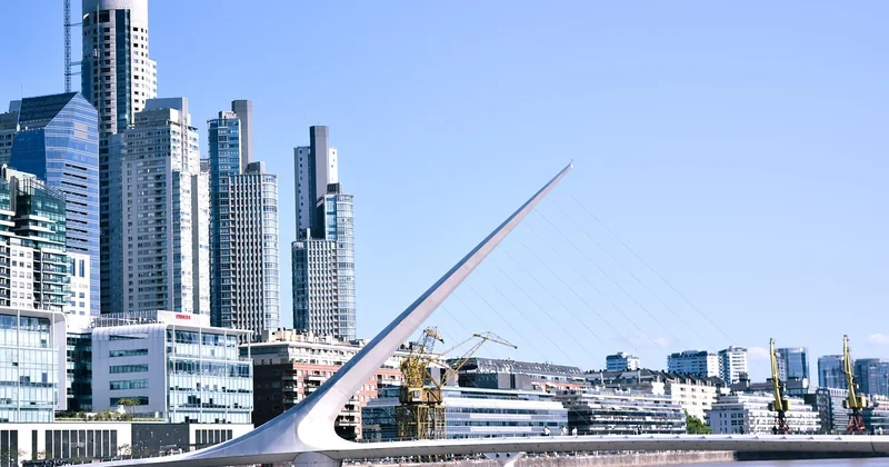 Wo liegt Argentiniens Hauptstadt und welche Rolle spielt sie?