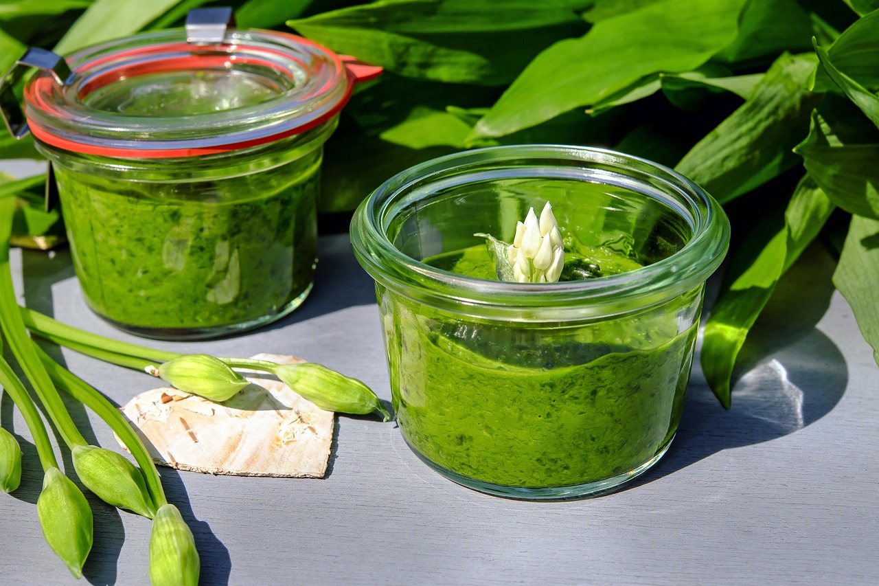 entdecken sie alles über pesto: herkunft, verschiedene sorten wie klassisches basilikumpesto, verwendungsmöglichkeiten und tipps zur zubereitung. perfekt für pasta, brot und mehr!